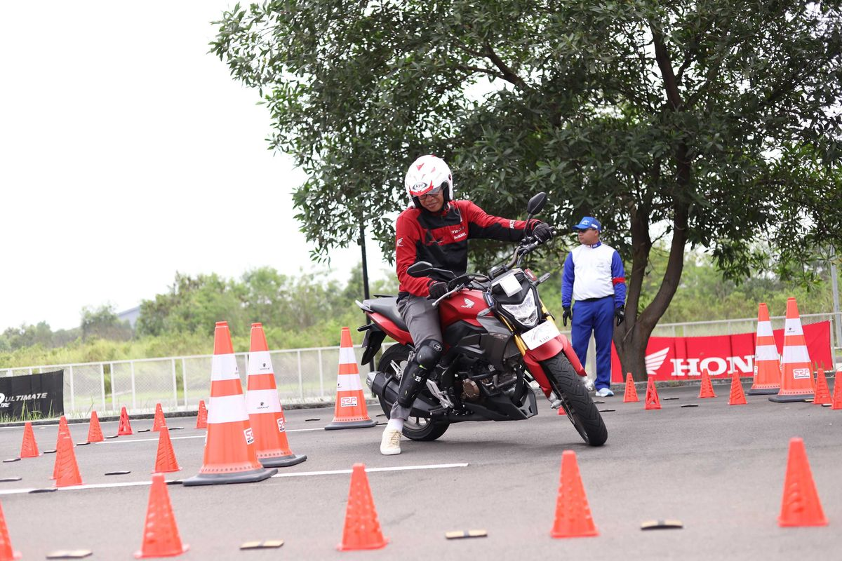 Mengapa Putar Balik ke Arah Kanan Menggunakan Motor Lebih Sulit?