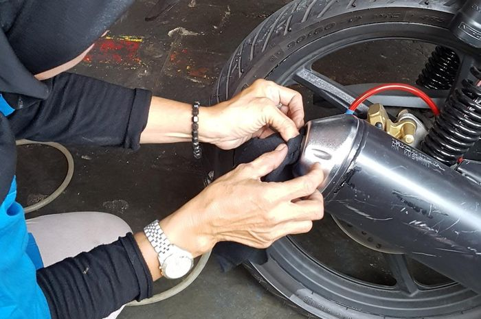 Mitos atau Fakta: Memasukkan Oli ke Knalpot Motor untuk Mencegah Karat